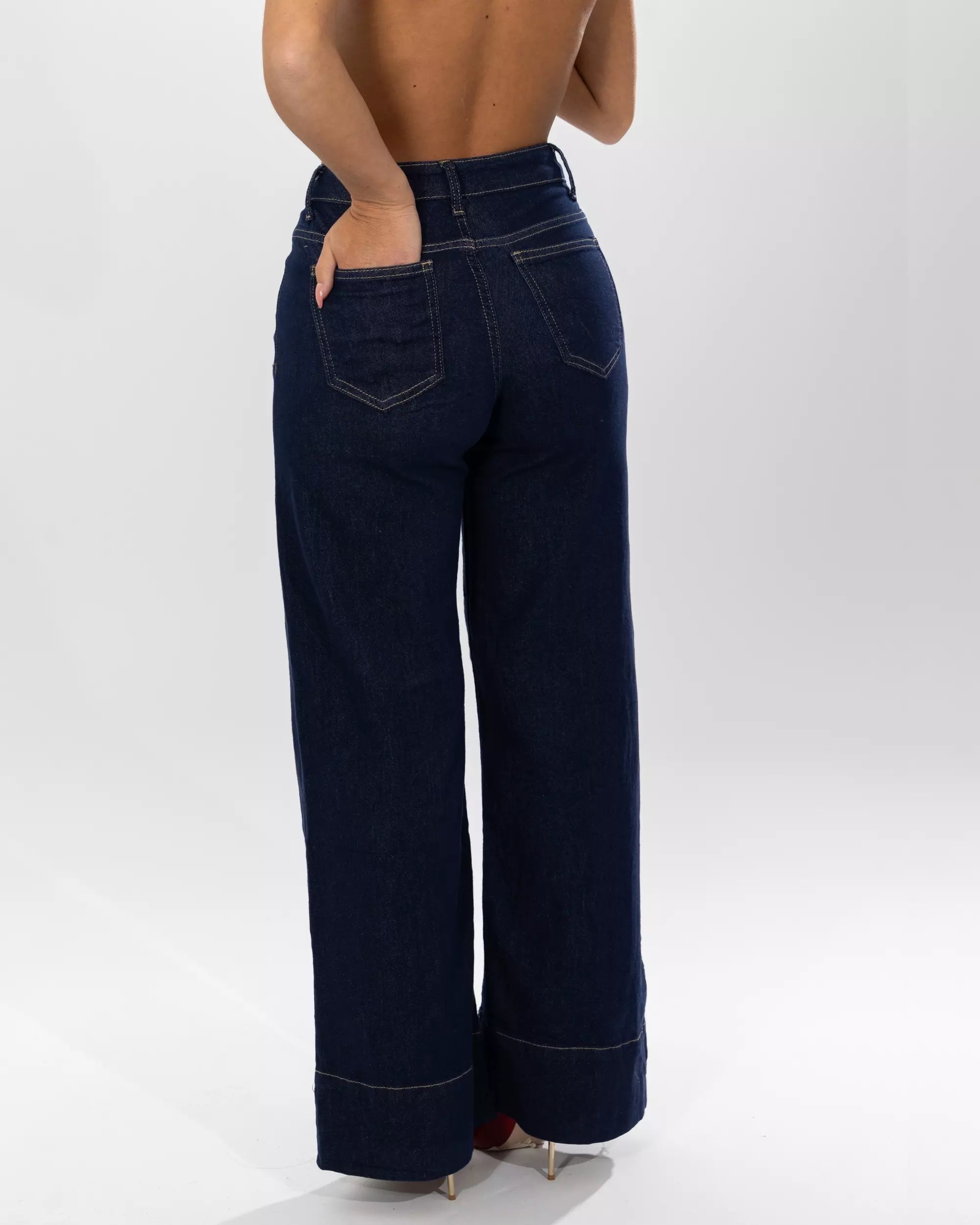 JEANS CON PIEGA CENTRALE