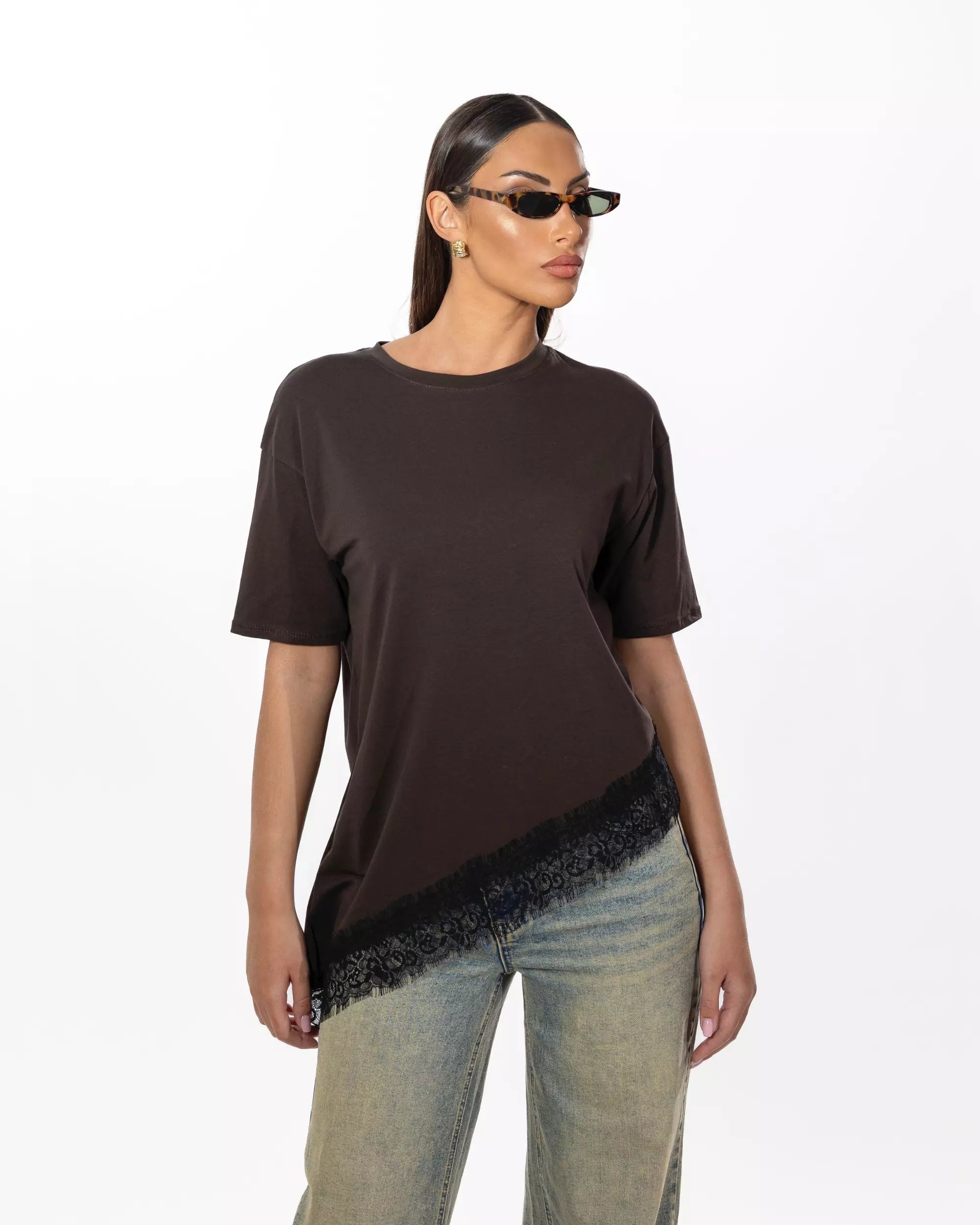 T-SHIRT ASIMMETRICA CON PIZZO