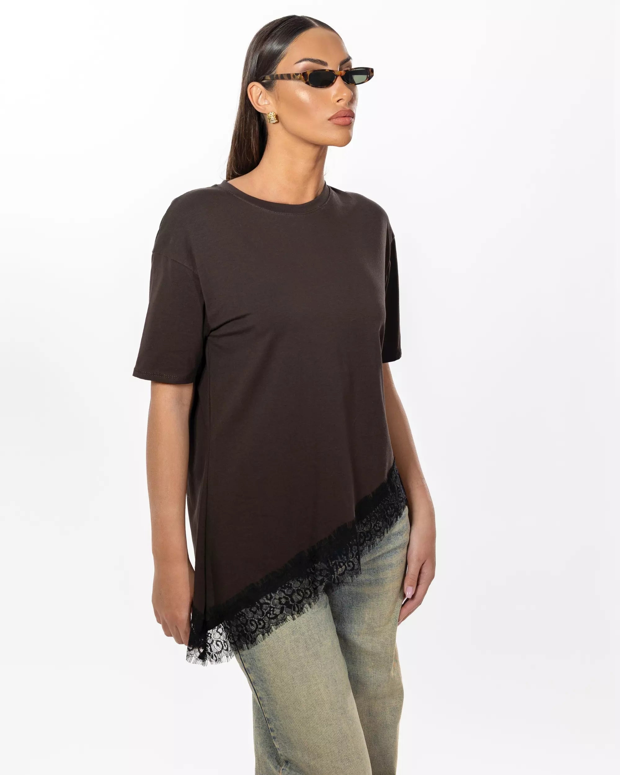T-SHIRT ASIMMETRICA CON PIZZO