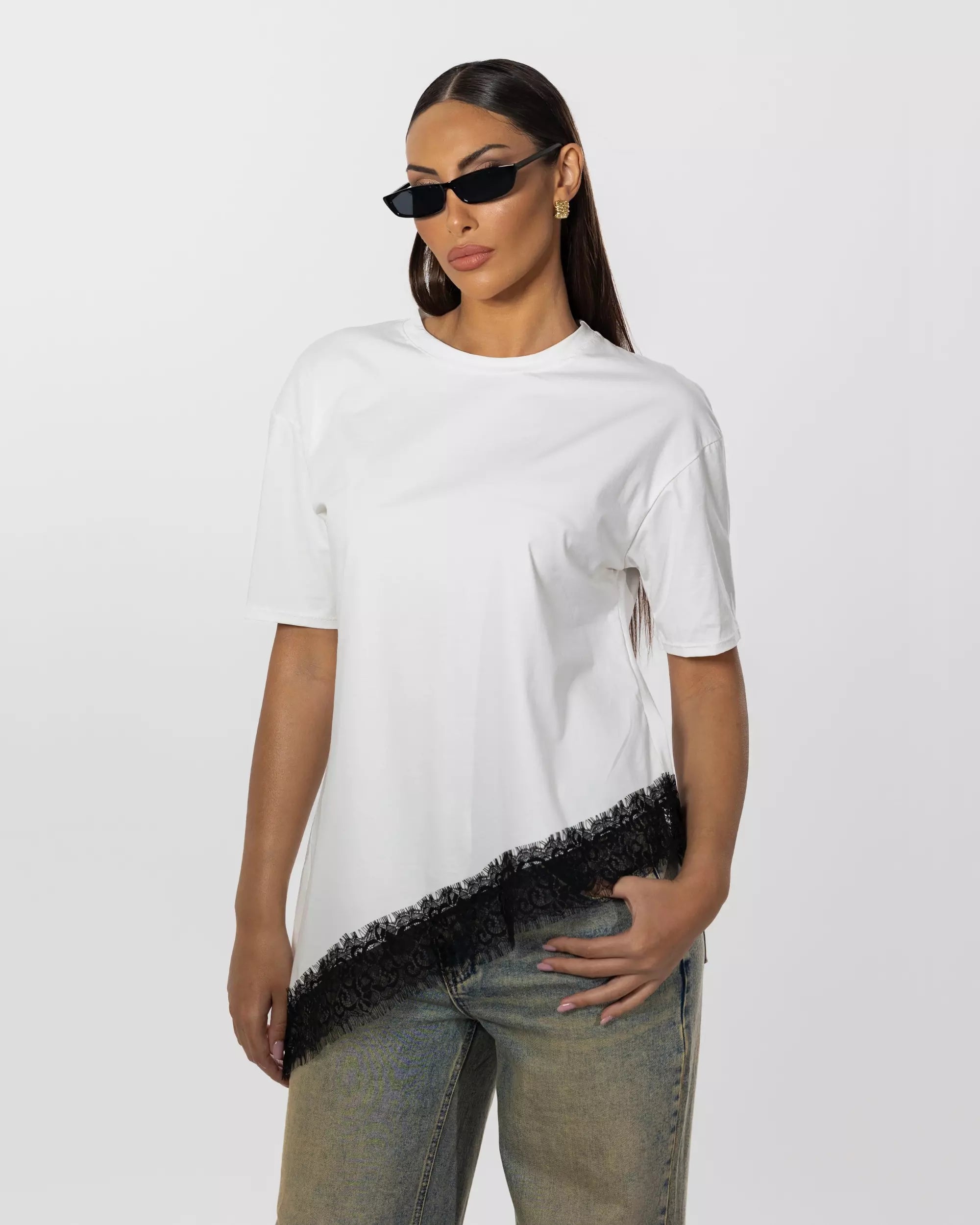 T-SHIRT ASIMMETRICA CON PIZZO