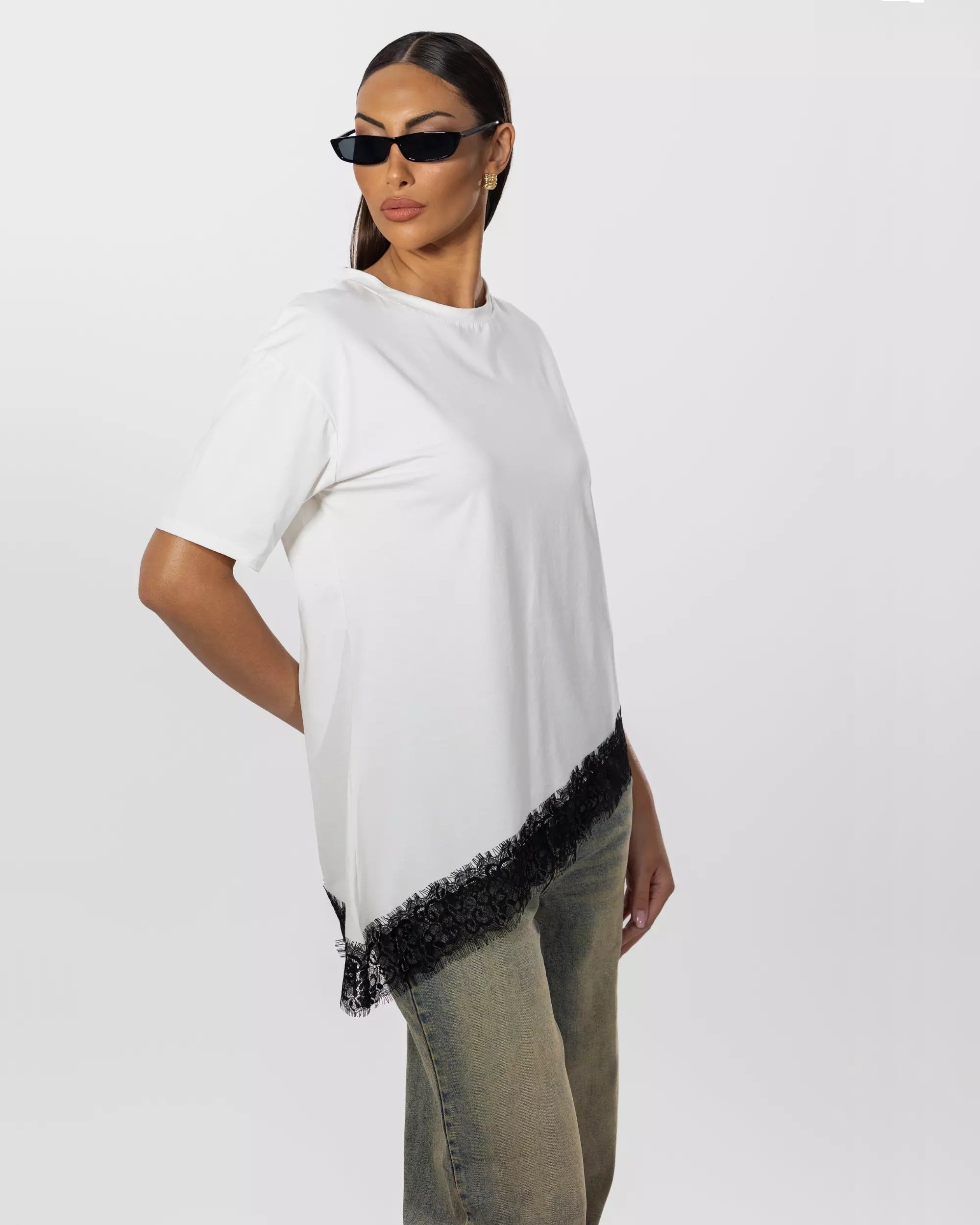 T-SHIRT ASIMMETRICA CON PIZZO